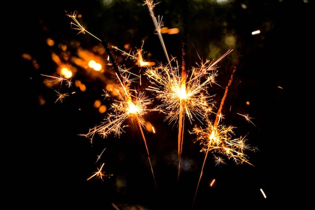 Close-up des étincelles éclairées la nuit