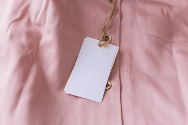 Close-up étiquette vierge sur chemise rose. Copiez l'espace. espace pour la publicité.