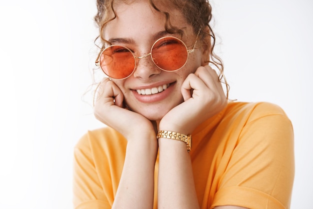 Close-up excité heureux jeune fille rousse ludique portant des lunettes de soleil t-shirt orange chilling bord de mer pendant les vacances de voyage