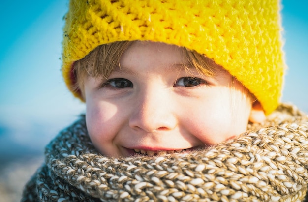 Close up face portrait of boy child in warm winter hat s'amusant