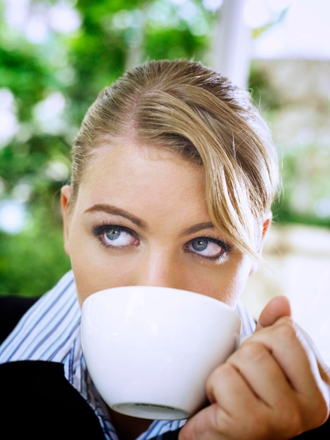 Photo close-up d'une femme d'affaires réfléchie buvant du café