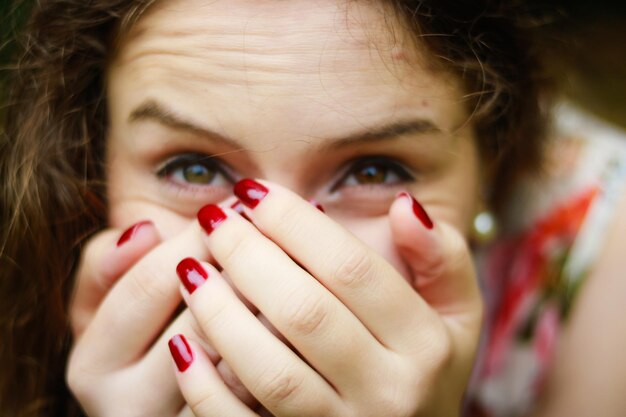 Photo close-up d'une femme allongée sur l'herbe