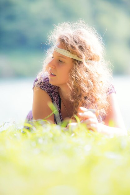 Photo close-up d'une femme allongée sur le terrain