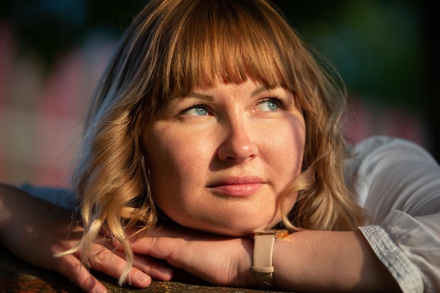 Close-up d'une femme bourrée d'une trentaine d'années aux yeux bleus