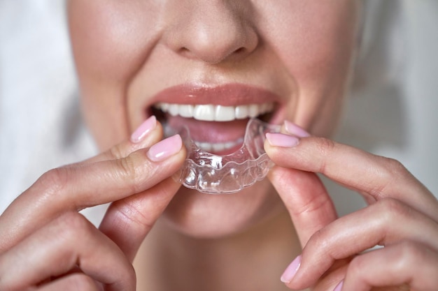 Close-up d'une femme buvant du verre