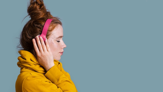 Close-up femme avec un casque et un espace de copie