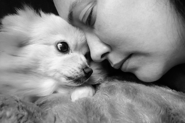 Close-up d'une femme avec un chiot de Poméranie