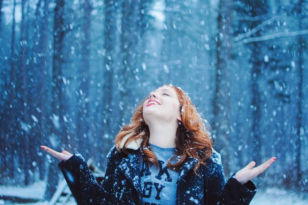 Photo close-up d'une femme dans la neige