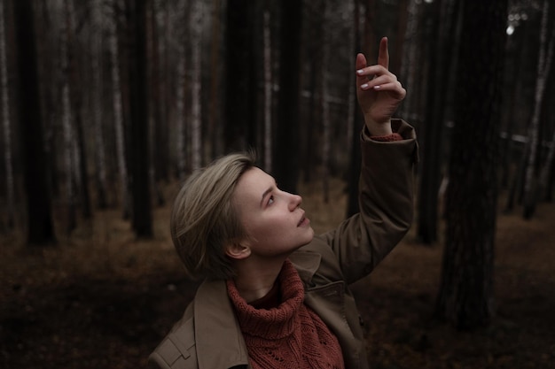 Photo close-up d'une femme debout dans la forêt