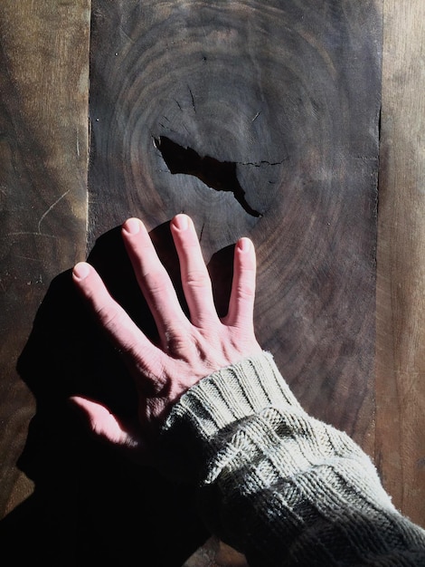 Close-up d'une femme debout sur un sol carrelé