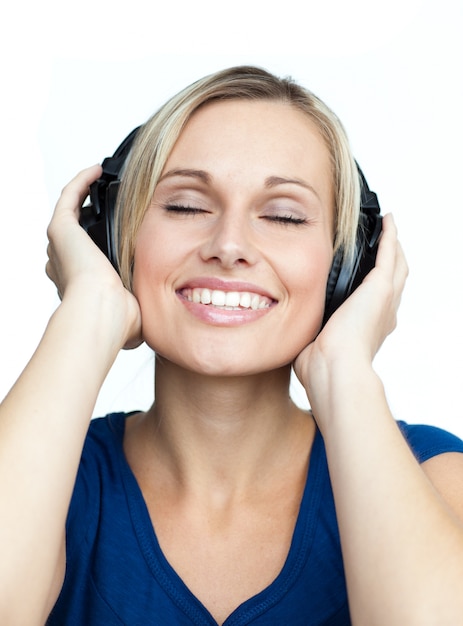 Close-up de femme écoutant de la musique avec des écouteurs sur