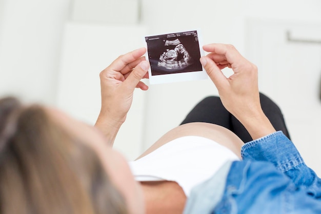 Close-up d'une femme enceinte allongée sur le lit