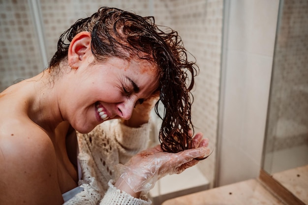 Photo close-up d'une femme lavant ses cheveux dans la salle de bain