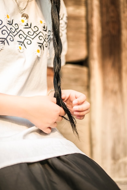 Close-up de la femme avec une longue tresse