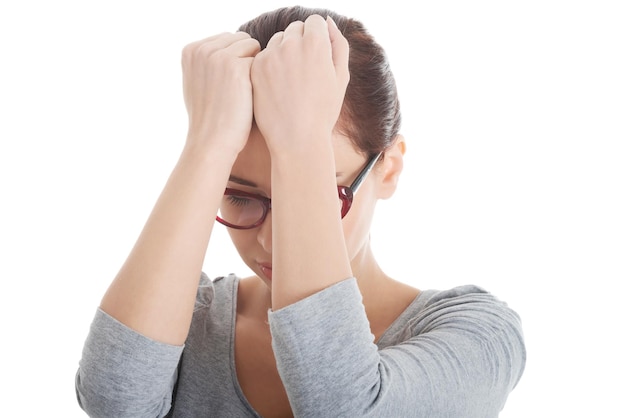 Photo close-up d'une femme avec des mains sur un fond blanc