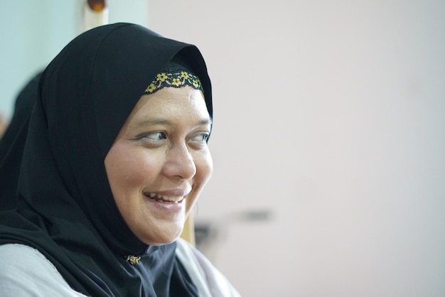 Close-up d'une femme mature souriante portant un hijab
