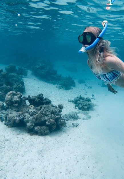 Photo close-up d'une femme nageant dans la mer