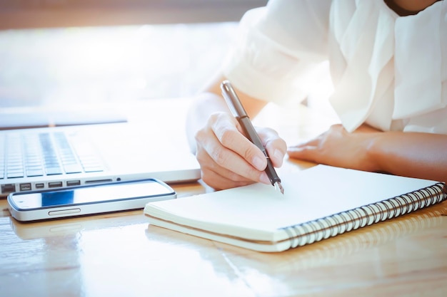 Close-up d'une femme prenant des notes