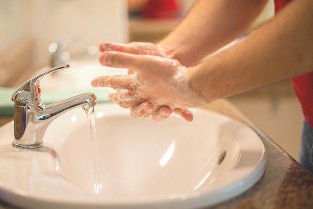 Photo close-up d'une femme préparant de la nourriture à la maison