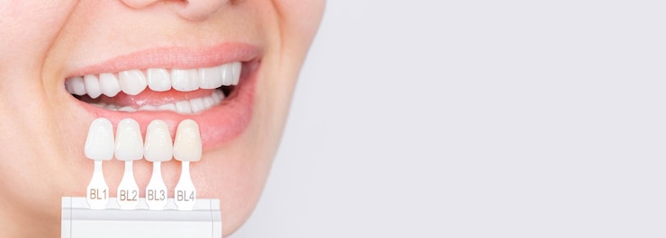 Photo close-up d'une femme avec des prothèses sur fond blanc