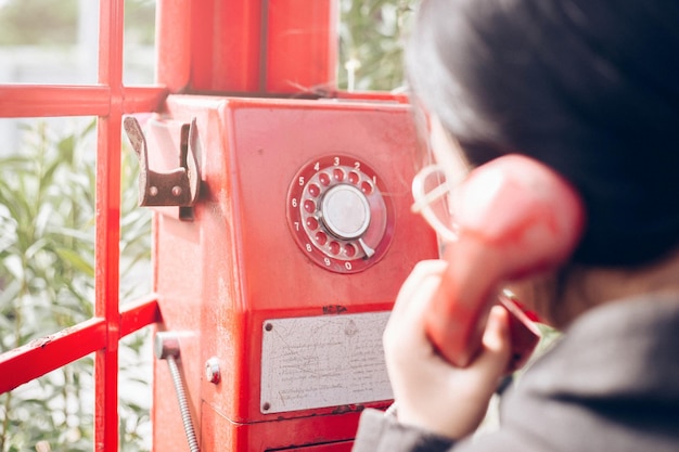 Photo close-up d'une femme qui parle au téléphone