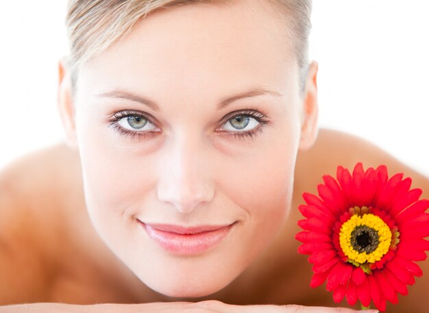 Close-up d&#39;une femme rayonnante allongée sur une table de massage avec un flux