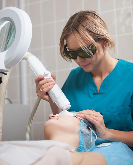 Photo close-up d'une femme recevant un traitement de beauté d'un médecin