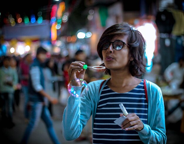 Photo close-up d'une femme soufflant des bulles