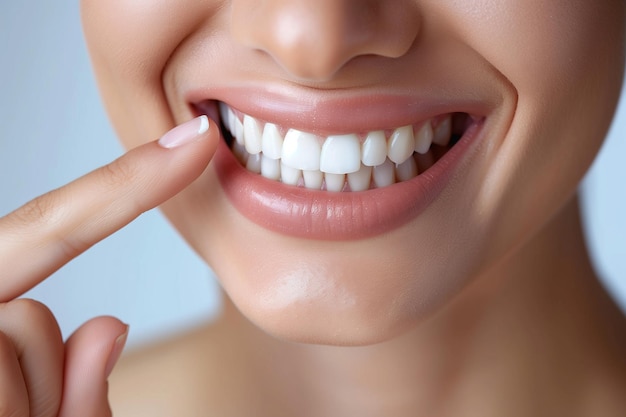 Close-up d'une femme souriante pointant des doigts sur un fond blanc