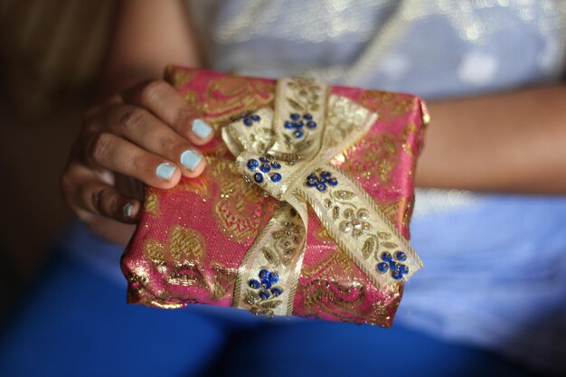 Photo close-up d'une femme tenant une boîte à cadeaux