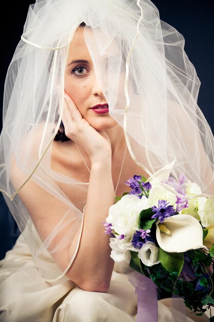 Photo close-up d'une femme tenant un bouquet