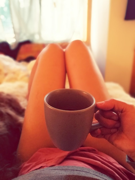 Photo close-up d'une femme tenant une tasse de café