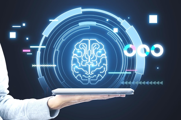Close-up d'une femme tenant un téléphone portable avec un hologramme de cerveau rond brillant sur un fond sombre Chat d'intelligence artificielle Assistant de robot GPT et concept d'apprentissage automatique