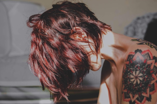 Close-up d'une femme topless à la maison