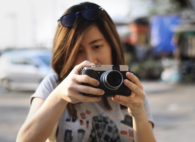 Close-up d'une femme en train de photographier