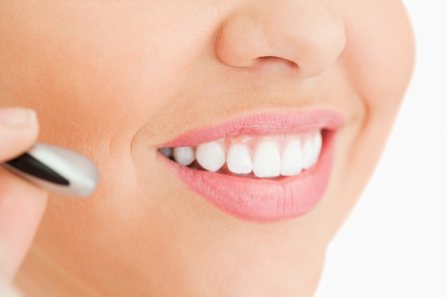 Close-up d&#39;une femme travaillant dans un centre d&#39;appels