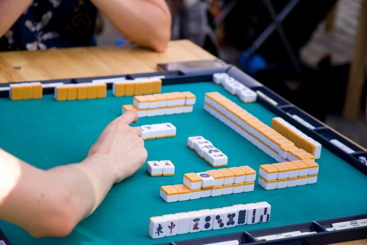 Photo close-up de femmes jouant à un jeu de société