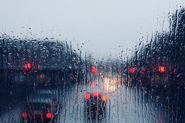 Close-up d'une fenêtre humide contre le ciel pendant la saison des pluies