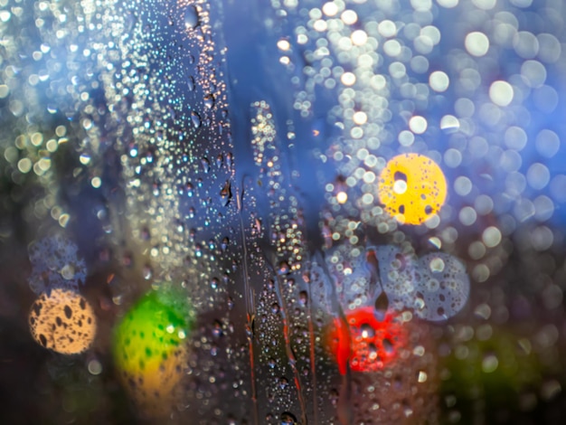 Close-up d'une fenêtre en verre humide pendant la saison des pluies