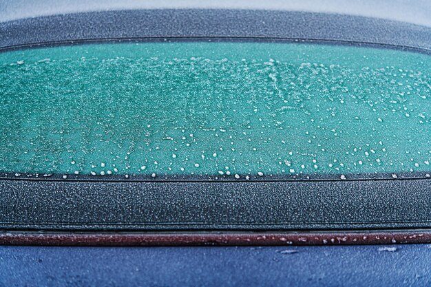 Photo close-up d'une fenêtre de voiture mouillée