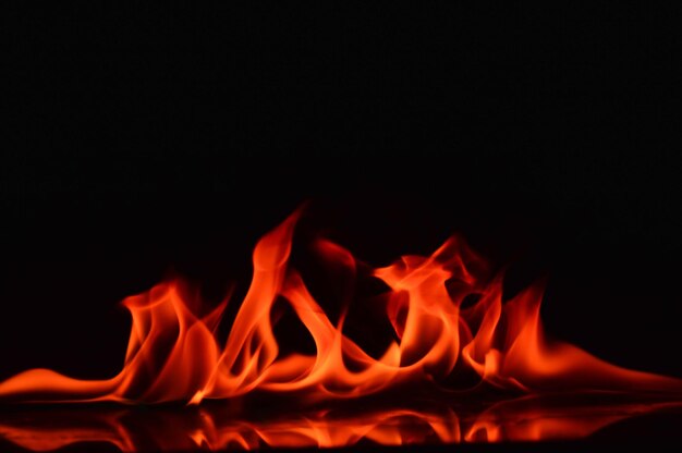 Photo close-up d'un feu éclairé sur un fond noir