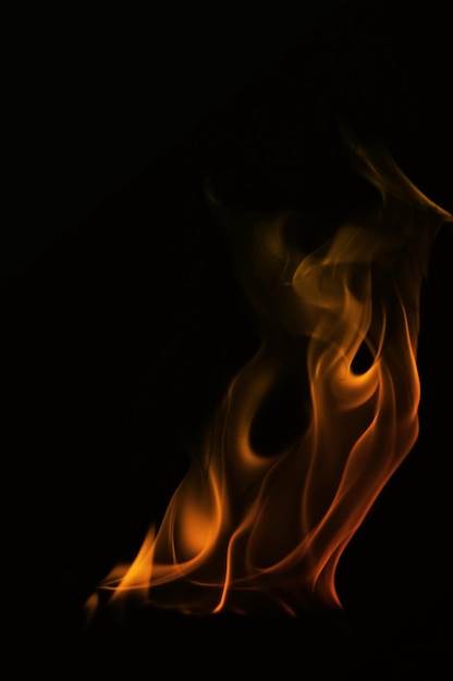 Close-up d'un feu de joie sur un fond noir