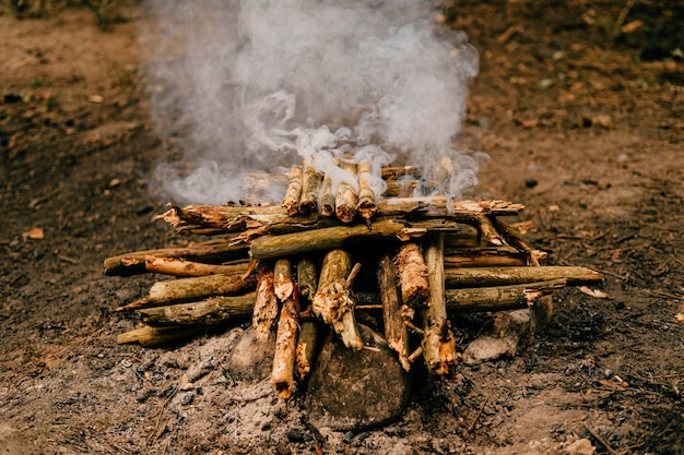 Close up feu de joie fumant