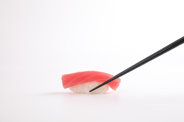 Close-up d'une feuille rouge sur un fond blanc