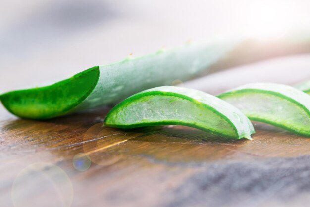 Photo close-up des feuilles vertes sur la table