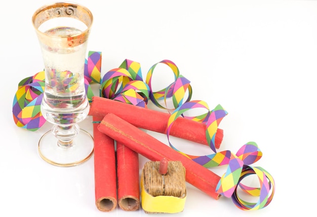 Photo close-up de feux d'artifice avec du verre sur fond blanc