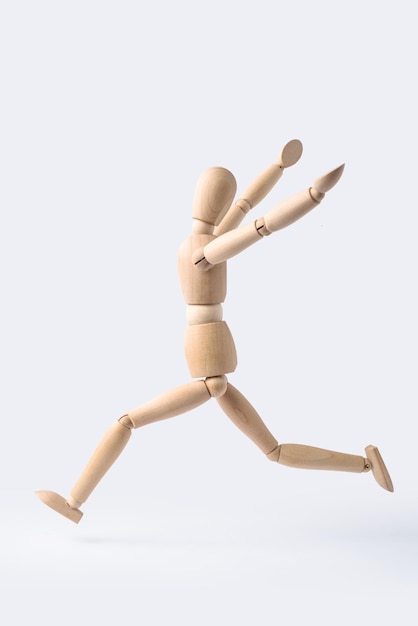 Close-up d'une figurine en bois sur un fond blanc