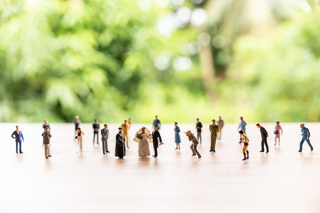 Photo close-up de figurines sur une table avec des arbres en arrière-plan