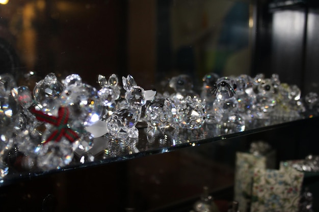 Photo close-up de figurines en verre à vendre dans un magasin