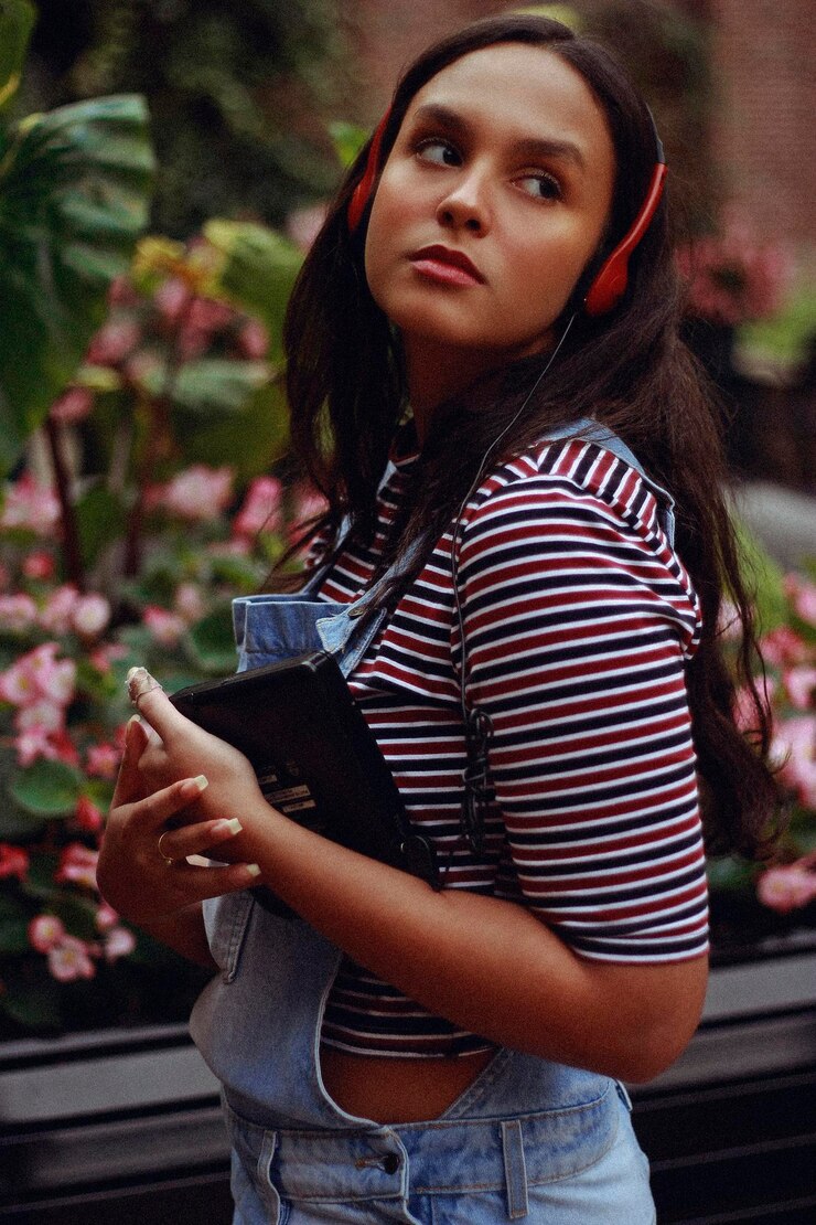 Photo close-up d'une fille écoutant de la musique à l'extérieur